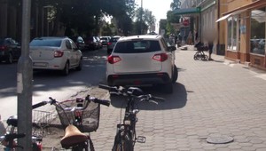 Zrazený policajt. Šofér auta má inú verziu príbehu, ako veliteľ