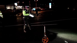 Nepozorný vodič zrazil staršiu ženu na prechode, nákupné tašky sa rozleteli po ceste