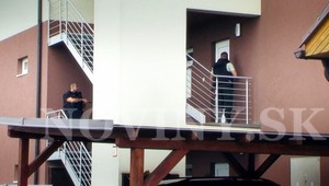 Šialená jazda bez vodičáku: Muž sa pred políciou zabarikádoval