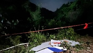 Boeing padal strmhlav, nič z neho nezostalo. Preživších zatiaľ nenašli