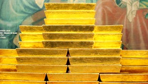 Muž ukradol tucet zlatých tehličiek, odniesol si ich v igelitke