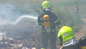 Rozsiahly požiar trávy a smetia sa rozšíril aj do dvorov. Údajne ho spôsobili deti