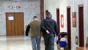 Bitka pre fľašu alebo preberanie z delíria? Mladík skončil v bezvedomí v nemocnici