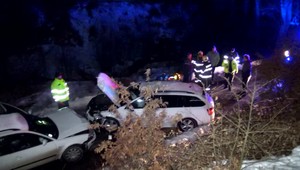 Čelná zrážka na zľadovatenej ceste. V autách sedeli dve malé deti