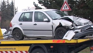 Opití mladíci šli z bordelu. Autom. Skončili v plote