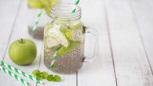 Upraví trávenie, váhu, aj pleť: Jablkový detoxikačný nápoj vám po sviatkoch prečistí celé telo