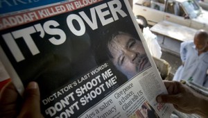 Zlatá pištoľ nepomohla. Kaddáfího zabila rana do hlavy