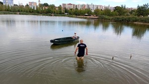 Detská zvedavosť sa zmenila na drámu: Päťročný chlapec odplával v člne na rybníku