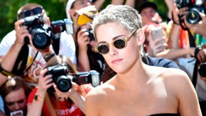 Šok a módne faux pas: Kristen Stewart prišla na červený koberec v pletenom svetri!