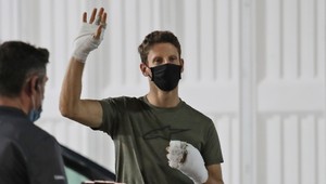 Grosjean po prvýkrát od nehody ukázal popálené ruky