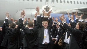 Famózny prílet hokejistov do Fínska, asistent trénera vypadol z lietadla!