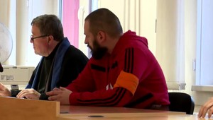 Trest za týranie družky: Bil ju päsťami, kopal do nej a škrtil ju