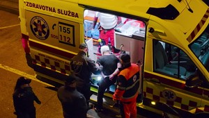 Muž s krvavou hlavou vyčíňal v predajni. Vyhrážal sa zabitím SBS-kára