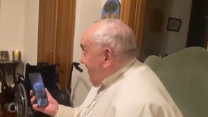 Video, ktoré dojme. Pápež telefonoval s ľudmi v Gaze každý večer od začiatku bombardovania