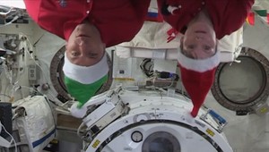 Vianoce oslavujú aj astronauti v kozme. Na Zem poslali vianočný vinš