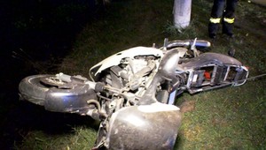 Riskantná jazda motorkára sa skončila v potoku. Na motorke nesedel sám