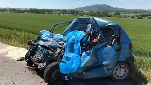 Z auta ostala po nehode len polovica. Vodička náraz neprežila