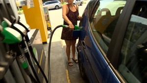 Politické zemetrasenia sa odrážajú v cenách ropy. Nepotešia najmä dovolenkárov