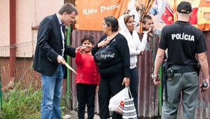 Naštvaní Rómovia z Malaciek: Do novinárov hádzali topánky!