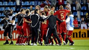 Nemci chú rozhodnúť v riadnom čase, Angličania snívajú o titule v U-21