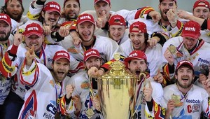 Pardubice získali na ľade Komety majstrovský titul, tešia sa aj Slováci