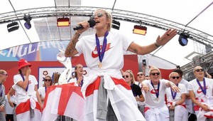 Anglický "coming home" dotiahli ženy. Takto oslavovali zlato