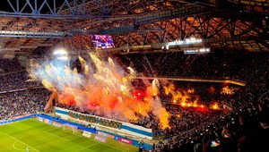 Na dronových záberoch futbalový štadión: Vyzerá ako ohnivý kotol