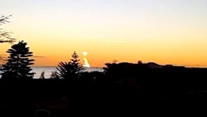 Meteorit zanechal na nebi impozantnú žiaru