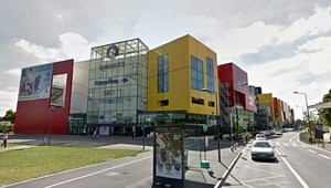 Rukojemnícka dráma v Paríži. Ozbrojenci zadržiavali v obchode 18 ľudí