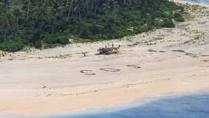 VIDEO: Traja muži stroskotali na opustenom ostrove. Zachránil ich nápis SOS