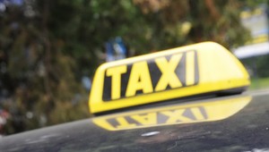 Seniorovi zachránil celoživotné úspory: Všímavá reakcia taxikára zabránila podvodu