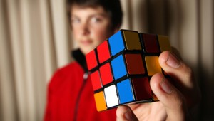 VIDEO. Mladík zloží počas žonglovania Rubikovu kocku