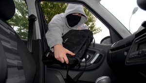 Skomplikujte zlodejom krádež auta, pomáha aj GPS