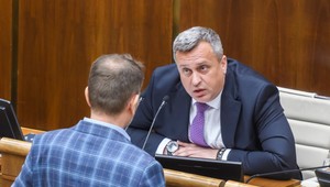 NR SR: Koaličný valec hodil návrhy opozície do koša. Danko s Matovičom si urážali partnerky