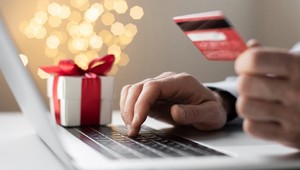Online nákupy pred Vianocami: pozor na falošné e-shopy a podvodné sms o problémoch s doručením zásielky