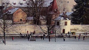 Nebezpečná hra so smrťou. Otec sa s batoľaťom prepadol pod ľad