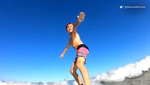 VIDEO: Neuveriteľné stretnutie. Žralok vyskočil pred surf 9-ročnému chlapcovi