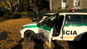 Telo bezdomovca našli v kríkoch. Kamaráti hovoria, že veľa pil