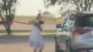 Málokto si toľko vytrpel s tankovaním ako táto blondína s Mercedesom