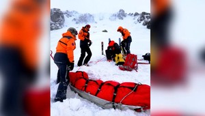 Turistka padala 400 metrov skalnatým žľabom. Prežila len zázrakom