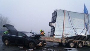 Nehoda na moste. Do autobusu narazila dodávka a následne aj osobné auto