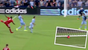 Góóól! Diváci sa výborne bavili, (ne)šťastný strelec už oveľa menej...