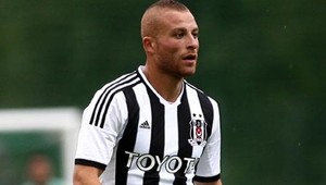 Reprezentanta Turecka Gökhana Töreho postrelili do ramena