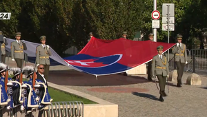 Slávnostné vztýčenie vlajky pred budovou NR SR