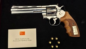 Odborníčka na protokol: Revolver od Erdogana nebol najväčší problém. Ostrá munícia áno