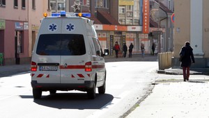 Problém pre policajtov a záchranárov: Ľudí, ktorí nezvládli alkohol a skolabujú na ulici, pribúda