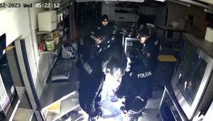 VIDEO: Muž sa v noci hral na schovávačku s policajtmi. Krádež reštaurácie mu nevyšla