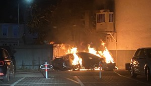 Na parkovisku začalo horieť auto. Nevylúčili ani cudzie zavinenie