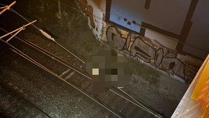 Pri koľajisku v Bratislave našli mŕtvu ženu. Jej smrť zostáva záhadou