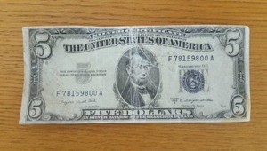 Stovky dolárov chcel zameniť za eurobankovky. Sfalšoval ich príliš nápadne